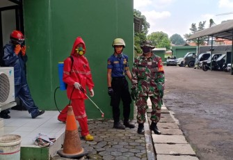 Kodim 0505/JT Semprotkan Cairan Desinfektan