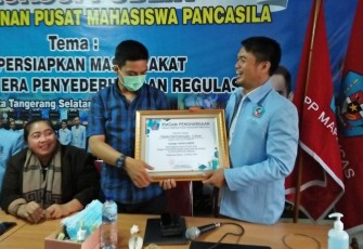 Penyerahan cinderamata ke salah satu narasumber