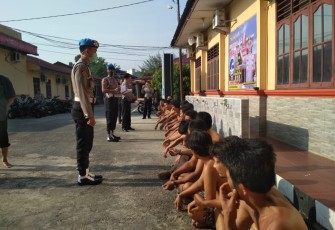 Puluhan Tahanan Polres Labuhanbatu saat berjemur usai Disemprot Disinfektan