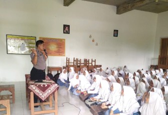 Polsek Limpung Lakukan Binluh di SMK Farmasi Al Syairiyah