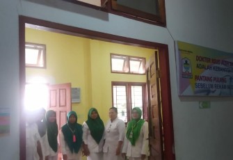 Para petugas dan ruangan isolasi RSUD Aceh Singkil.