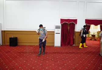  Dinkes Semprotkan Desinfektan Dilingkungan Kantor Pemda Provinsi Bengkulu