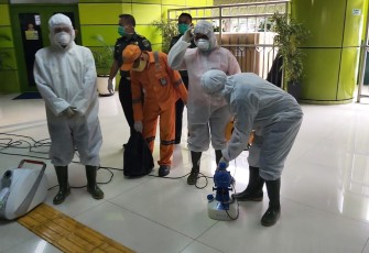 Penyemprotan Disinfektan di Stasiun Gambir