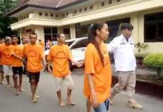 Para tersangka saat digelandang dalam konferensi pers