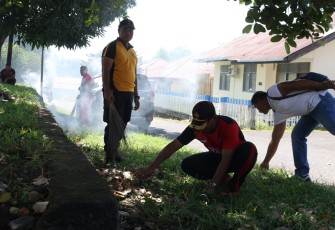 Kapolres Bitung AKBP.FX Winardi Prabowo SIK bersama Wakapolres Bitung Kompol Margonda Aritonang SH.SIK.MM membersihkan area asrama polisi