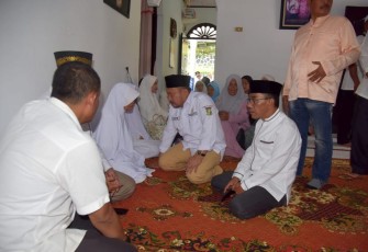 Bupati Kampar saat melayat dan ikut takziah di rumah duka Almarhum Aboe KS