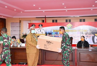 Penyerahan APD Secara Simbolis