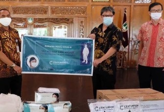 Walikota Solo FX Hadi Rudyatmo saat menerima penyerahan bantuan untuk penanganan Covid-19 dari pihak PT Duniatex di Balaikota Solo.