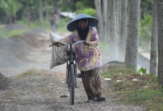 Jalan Aspal TMMD Reguler Pekalongan Akan Segera Hilangkan Tuntun Sepeda