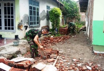 Satgas TMMD Reguler Pekalongan Mulai Bersih-Bersih Material Sisa Rehab RTLH