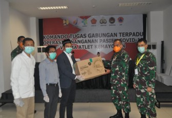 Kasdam Jaya Terima Bantuan 10.000 Masker Bedah Tiga Ply dari PT Trasti Global Konverta