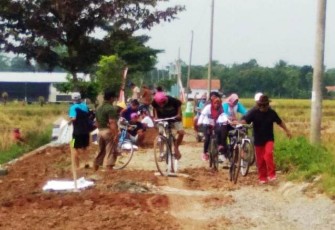 Mereka Yang Penasaran Terhadap Proyek Fisik TNI di Pantirejo Pekalongan