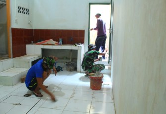 Satgas TMMD 107 Kodim 0508/Depok Percantik Rumah Nona Rita