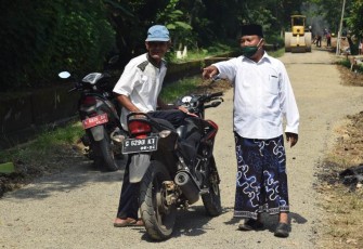 Totalitas Kepala Desa Pantirejo Pekalongan Membantu Satgas TMMD Reguler