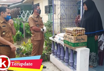 Camat Rantau Utara Turing Ritonga menyampaikan bantuan dari Bupati Labuhanbatu Andi Suhaimi Dalimunthe kepada keluarga IS
