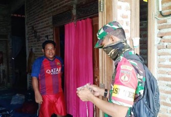 Membuat dan Memberikan Masker Kain Perca Cuma-cuma Kepada Satgas TMMD Pekalongan
