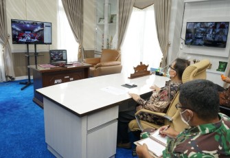 Bupati Kepahiang Hidayattullah Sjahid Mendengarkan Arahan Menteri Dalam Negeri Dengan Vidio Conference Terkait Penanganan Covid-19