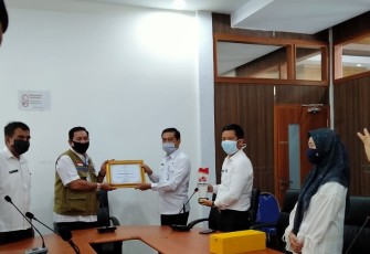 Sekretaris Daerah Kabupaten Bengkulu Utara Haryadi Menerima Penghargaan Pembangunan Daerah Terbaik ke 2 se-Provinsi Bengkulu Dari Sekretaris Bappeda Provinsi Bengkulu R Titus Chandra