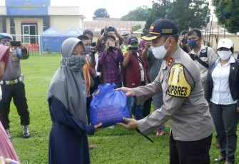 Kapolres Bengkulu Utara AKBP Anton Setyo Hartanto SH SIk Bagikan Sembako Untuk Warga 