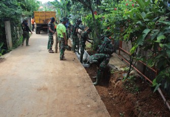 Satgas TMMD 107 Kodim 0508/Depok Kebut Pengerjaan Pembuatan Saluran Air