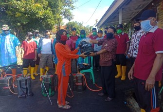 Bhabinkamtibmas dan Babinsa Semprot Disinfektan 