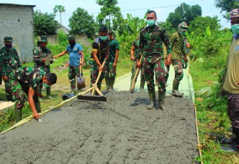 Warga Bantu Satgas TMMD 107 Kodim 0508/Depok Bantu Pengecoran Jalan Haji Amin
