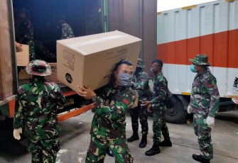 TNI Bantu Distribusikan APD ke Berbagai Daerah