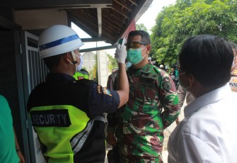 Dandim 0808/Blitar Letkol Inf Kris Bianto saat dicek suhu tubuhnya di sela-sela tinjauannya di posko penanganan Covid-19 