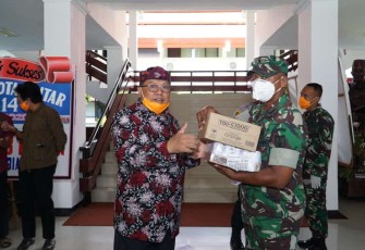 Plt Walikota Blitar (kiri) saat menyerahkan bantuan kesehatan 