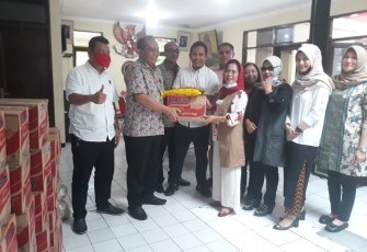 Ketua F-PDIP DPRD Jatim Beri Bantuan ke Warga Terdampak Covid-19