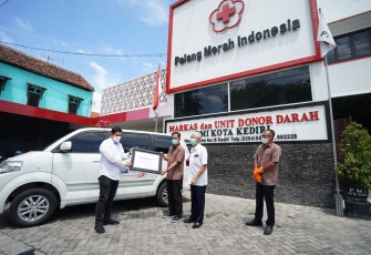 Gudang Garam Serahkan Ambulans ke PMI Kota Kediri