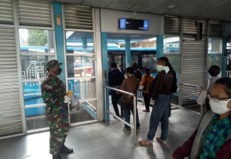 Babinsa Terus Ingatkan Physical Distancing di Halte Busway