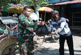 Anggota Lanud Adi Soemarmo sedang bagikan paket bingkisan sembako gratis kepada warga sekitar.