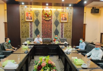 Anggota FPG DPRD Jatim Bagi 5000 Sembako ke Masyarakat Terdampak Covid-19