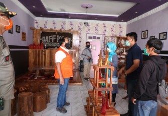 Bupati Blitar Rijanto (pakai rompi warna oranye) ketika di ruang posko IKM Percepatan Penanganan Covid-19 Kabupaten Blitar 