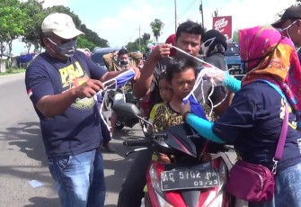 Aksi sopir bagi-bagi masker