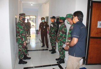 Dandim 0808/Blitar Letkol Inf Kris Bianto (kiri) saat meninjau Rumah Singgah Pemudik