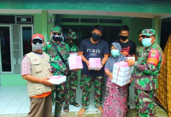 Satgas TMMD 107 Kodim 0508/Depok dan Nyai Marni Terima Bantuan Komunitas Depok Peduli 