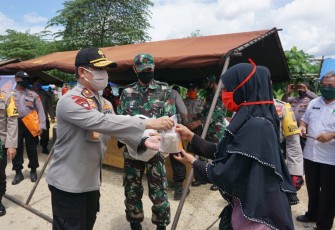 Polda Sultra Bersama TNI Berbagi Makanan dan Masker Gratis