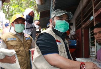 Wali Kota Bengkulu Helmi Hasan Saat Memperagakan Simulasi Pembagian Sembako 