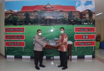 Kabid Dokkes Polda Kepri Kombes Pol dr Mohammad Haris MARS menerima bantuan masker dari Benny Taufik perwakilan UPB
