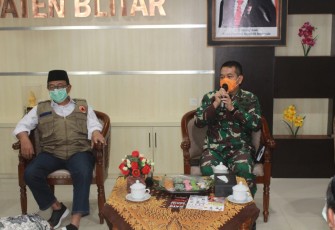 Dandim 0808/Blitar Letkol Inf Kris Bianto (pegang microphone) saat di forum Rapat bersama Forkopimda 
