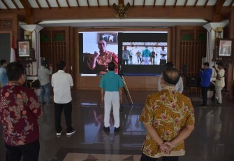 Video conference Bupati dengan pasien covid-19
