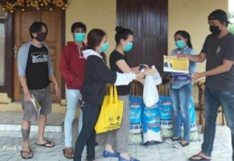 Tim Wakil Menteri Perdagangan RI Jerry Sambuaga Jerry Manein berikan bantuan bahan pokok kepada masyarakat yang terdampak Covid-19