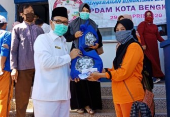 Direktur PDAM Tirta Dharma Kota Bengkulu Sjobirin Hasan Bagikan Bingkisan Buka Puasa