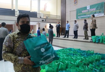 Suasana pemberian 800 paket sembako kepada perwakilan mahasiswa
