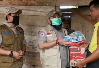 Wali Kota Bengkulu Helmi Hasan dan Wakil Wali Kota Bengkulu Dedy Wahyudi Bagikan Sembako Pada Warga 