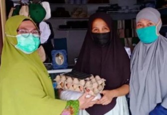 Muslimat Nahdlatul Ulama Aceh Singkil saat menyerahkan bantuan sembako kepada warga.