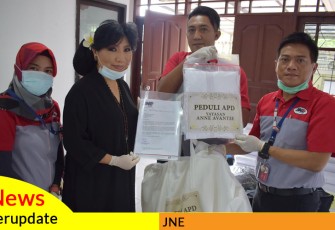 JNE Bantu Distiribusi APD Anne Avantie untuk Paramedis