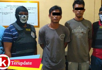 2 Pelaku Narkoba (tengah) saat diamankan